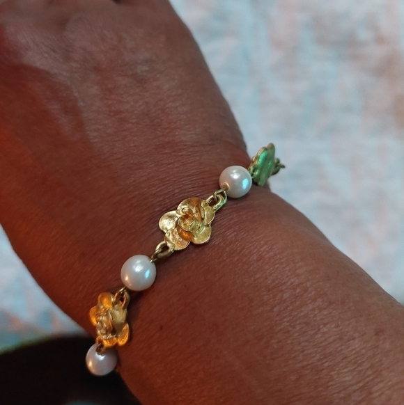 Vintage Jones Wear Faux Pearl and Gold-tone Rossettes Bracelet - Picture 2 of 6